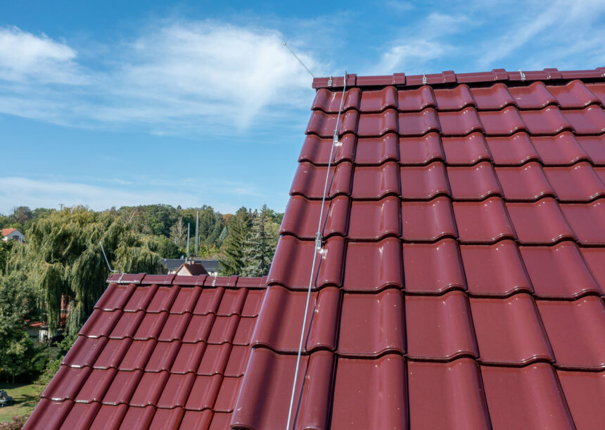 Mehrfamilienhaus mit J11v in edelweinrot hier mit Fokus auf den seitlichen Dachabschluss.