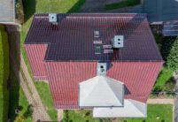 Mehrfamilienhaus mit J11v in edelweinrot hier aus der Vogelperspektive fotografiert.