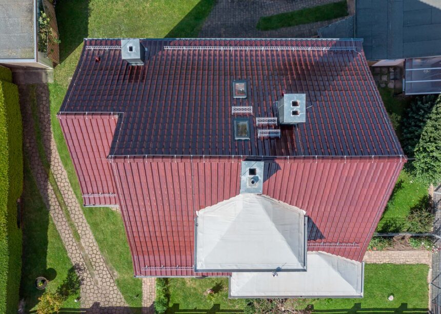 Mehrfamilienhaus mit J11v in edelweinrot hier aus der Vogelperspektive fotografiert.