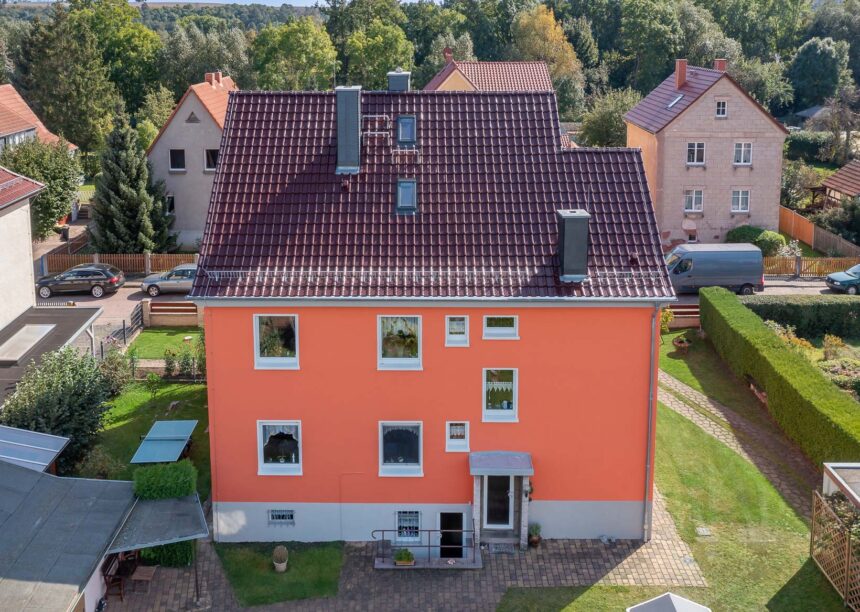 Mehrfamilienhaus mit J11v in edelweinrot hier mit Eingangsbereich.