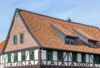 Gasthaus Deutscher Kaiser Herzberg mit Krempziegel K1 mit historischem Giebel und Fachwerk.