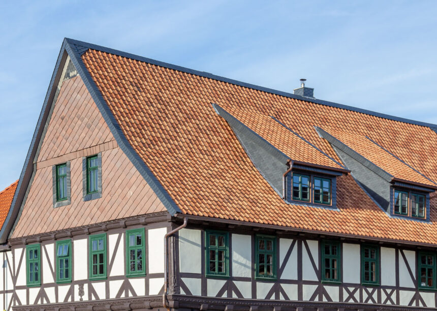 Gasthaus Deutscher Kaiser Herzberg mit Krempziegel K1 mit historischem Giebel und Fachwerk.