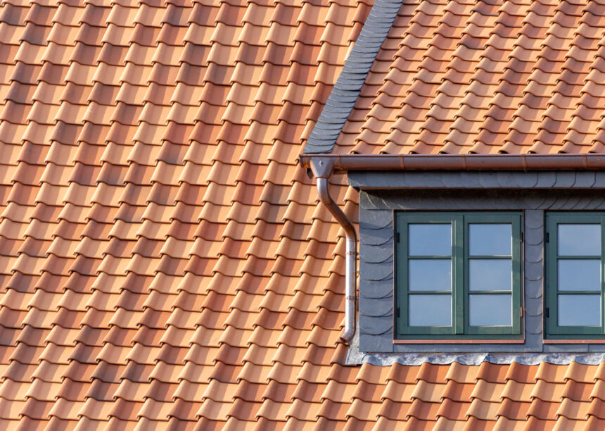 Gasthaus Deutscher Kaiser Herzberg mit Krempziegel K1 mit Details von der naturrot gedämpften Tonziegel.