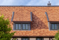 Gasthaus Deutscher Kaiser Herzberg mit Krempziegel K1 mit Details von der naturrot gedämpften Dachfläche samt Gauben.