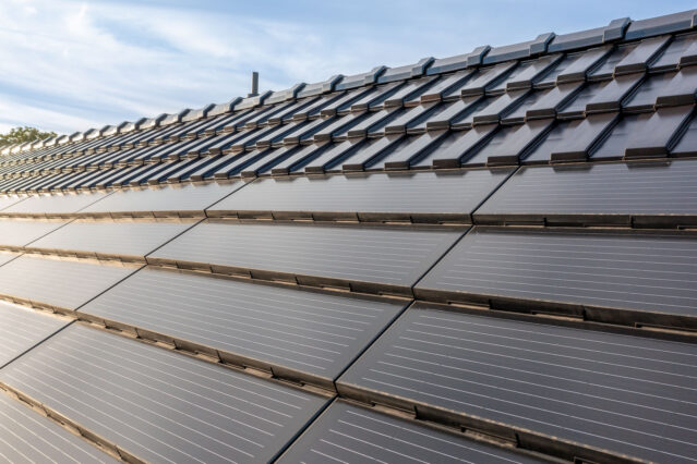Edelspacegrauer Trendziegel mit J160-PV Indach-Modul-Lösung in der Detailansicht.