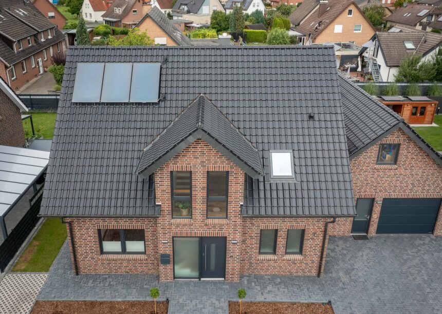 Klinkerhaus mit J11v in edelschwarz mit Aufdachanlage und Solardurchgangsziegel aus unserem nichtkeramischen Sortiment.