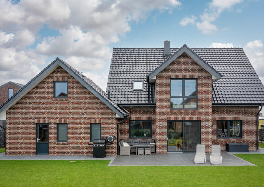 Tolles, harmonisches Klinkerhaus mit Nebengebäude. Auf dem Dach unser Allrounder J11v.