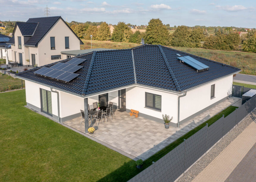 Bungalow mit PV-Aufdachanlage und unserem Flachdachziegel J11v in edelschwarz.