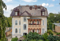 Denkmalgeschützte Villa mit bordeauxroten Biberschwanzziegeln.