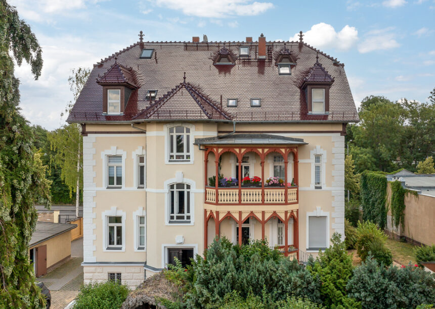 Denkmalgeschützte Villa mit bordeauxroten Biberschwanzziegeln.