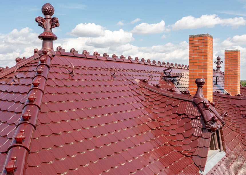 Denkmalgeschützte Villa mit bordeauxroten Biberschwanzziegeln mit Fokus auf den sonderangefertigten Firstschmuck.