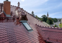 Denkmalgeschützte Villa mit bordeauxroten Biberschwanzziegeln mit Fokus auf schöne Dachfläche und außergewöhnliche Gauben.