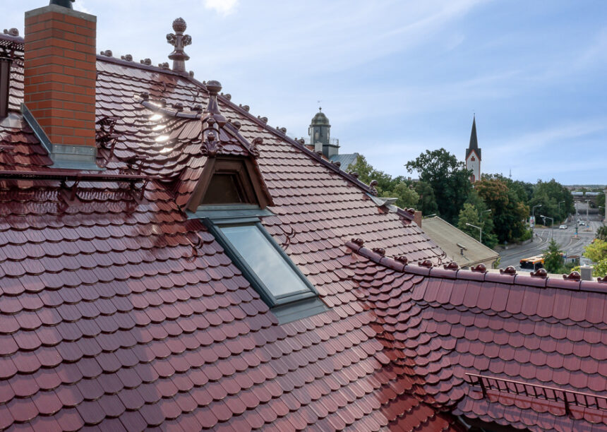 Denkmalgeschützte Villa mit bordeauxroten Biberschwanzziegeln mit Fokus auf schöne Dachfläche und außergewöhnliche Gauben.