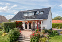 Saniertes Einfamilienhaus mit Klassiker J11v in vulkanschwarz mit überdachter Terrasse.