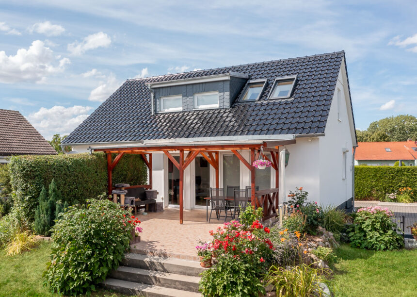 Saniertes Einfamilienhaus mit Klassiker J11v in vulkanschwarz mit überdachter Terrasse.