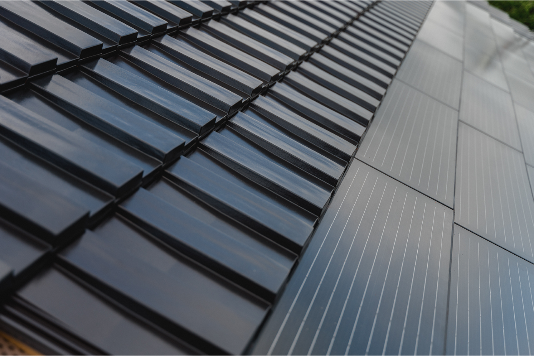 Fläche gedeckt mit J160-PV Solar-Indach-Modul in altschwarz