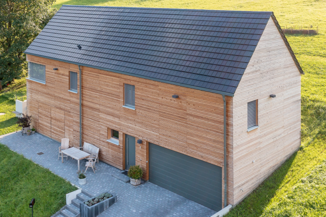 Modernes Holzhaus mit Solardachziegel Stylist-PV gedeckt