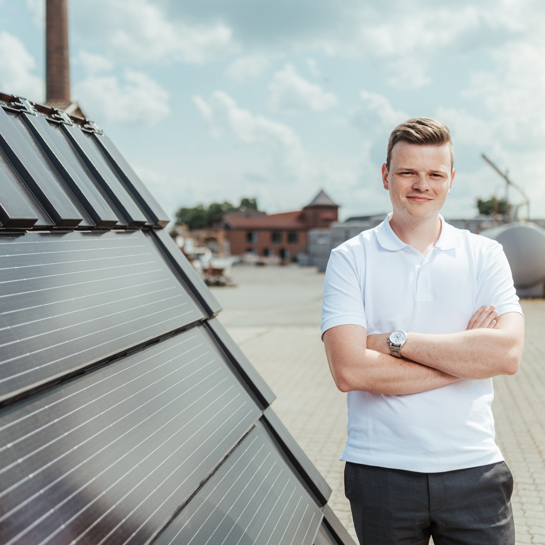 Dachintegrierte Solachanlage mit Mitarbeiter von Jacobi