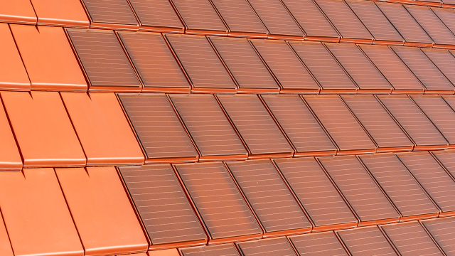 Solardachziegel Stylist-PV in rotbraun in Fläche gedeckt - Detailaufnahme eines Daches