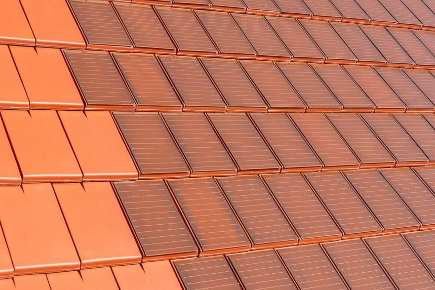 Solardachziegel Stylist-PV in rotbraun in Fläche gedeckt - Detailaufnahme eines Daches