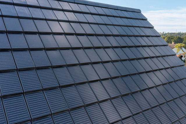 Detailaufnahme eines Daches mit Solardachziegel Stylist-PV in edelschwarz gedeckt