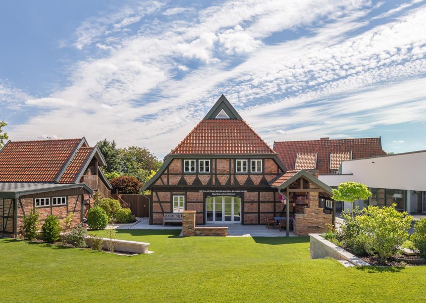 Landhaus mit Fachwerk und dem Hohlfalzziegel Z5