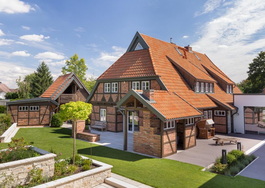 Landhaus mit Fachwerk und dem Hohlfalzziegel Z5