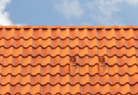Dachdetails von Einfamilienhaus mit Ziegel Z5 in friesisch-bunt Salzbrand