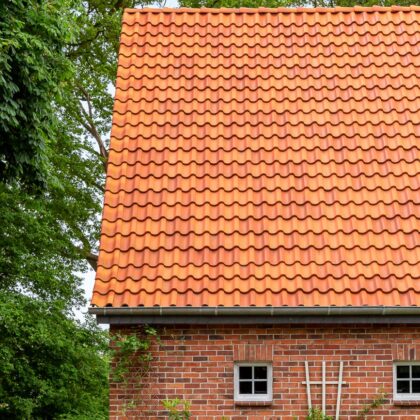 Friesisch-bunt Salzbrand auf historischen Klinkerhaus mit Krüppelwalmdach hier die Details der Dachziegel