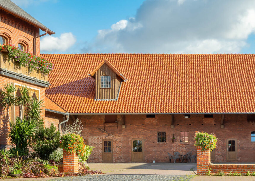 Bauernhof mit friesisch-bunt Salzbrand auf dem Dach in der geraden Ansicht fotografiert