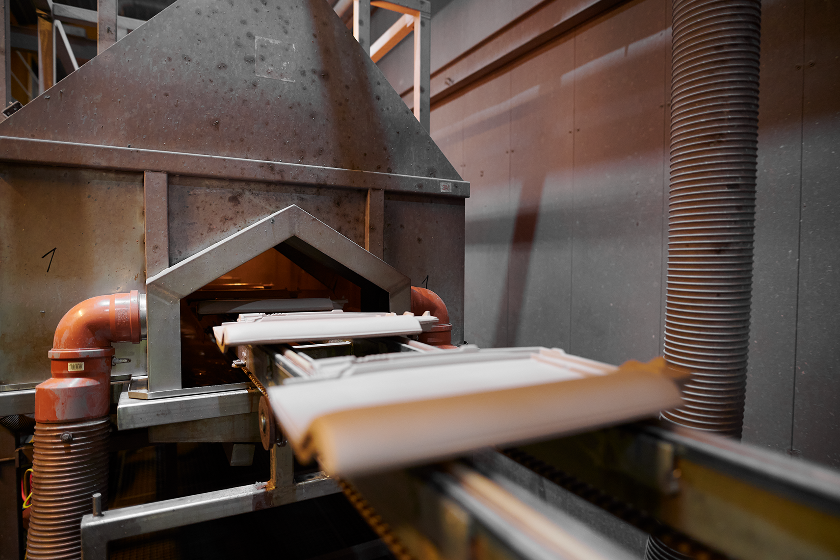Aus unserer Produktion: Hier werden naturrote Dachziegel engobiert oder glasiert.