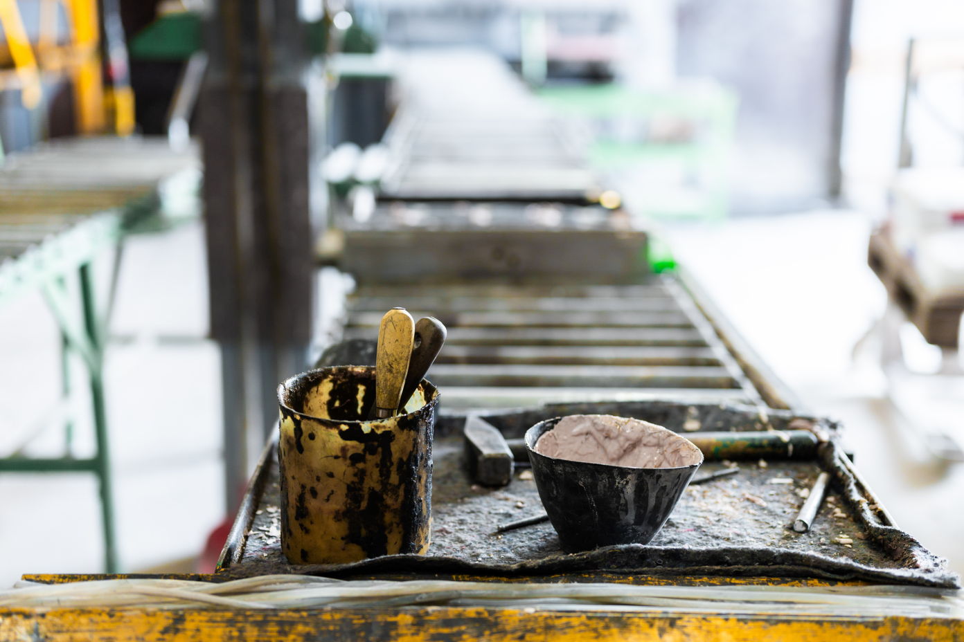 Industriekeramiker arbeiten mit Ton - Ausbildungsplatz bei Jacobi