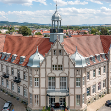 Die alte Post in Einbeck mit unserem Z5 in naturrot dunkel - ein spannendes und sogar ausgezeichnetes Projekt (Dachpreis) in der Gesamtansicht.