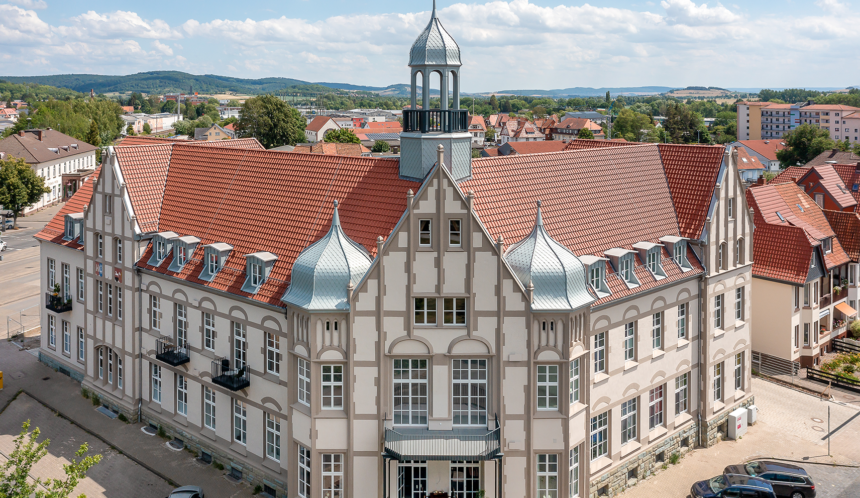 Die alte Post in Einbeck mit unserem Z5 in naturrot dunkel - ein spannendes und sogar ausgezeichnetes Projekt (Dachpreis) in der Gesamtansicht.