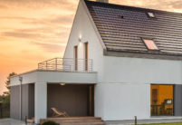 Unser Solarziegel Stylist-PV mit Autarq auf einem modernen Haus mit Blick auf den Balkon