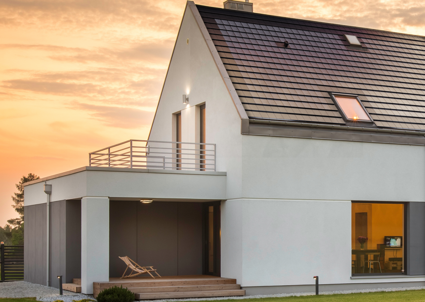 Unser Solarziegel Stylist-PV mit Autarq auf einem modernen Haus mit Blick auf den Balkon
