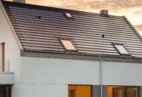 Unser Solarziegel Stylist-PV mit Autarq auf einem modernen Haus mit Blick auf die PV-Anlage.