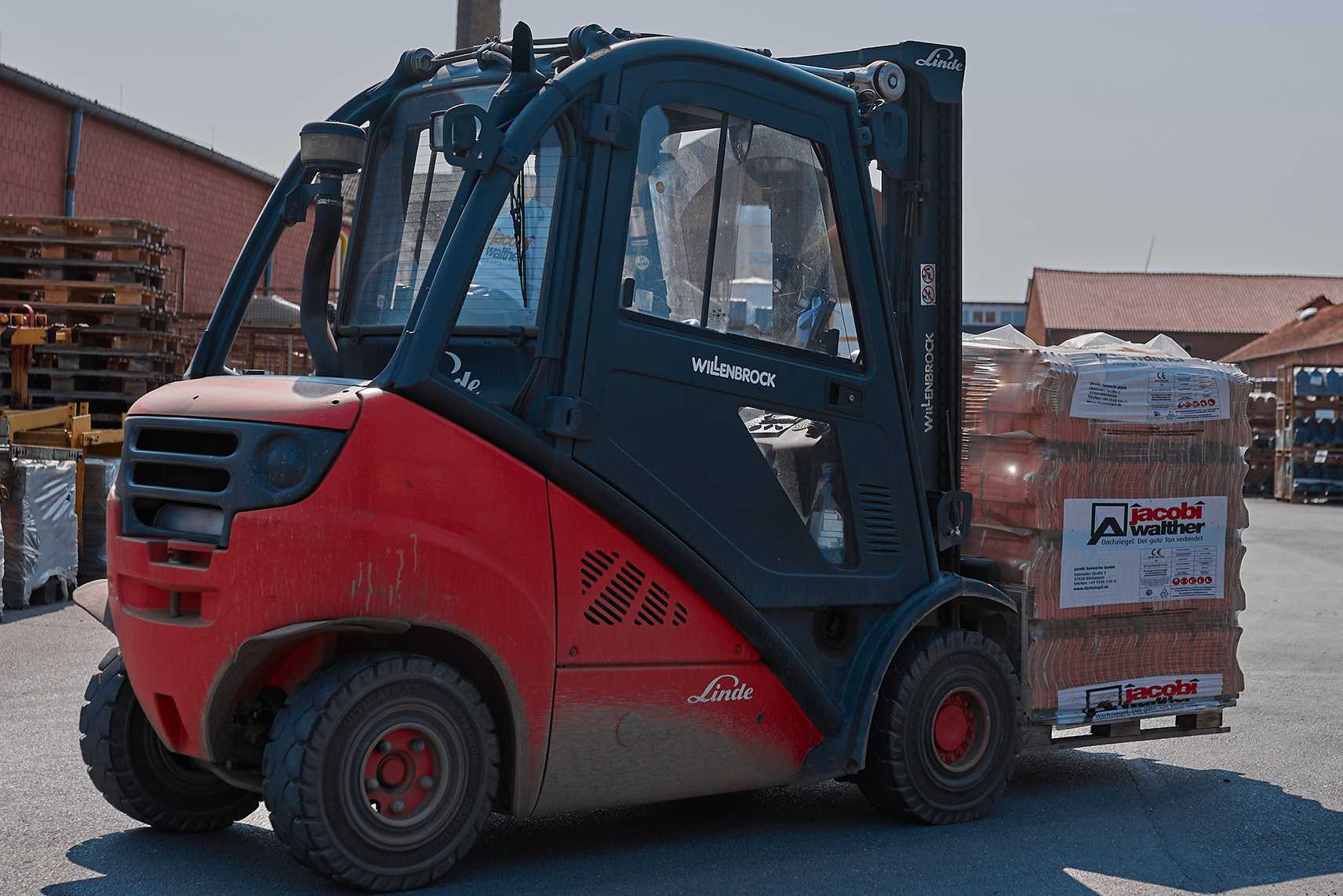Verpackungsmaterial wichtig für den bruchsicheren Transport und wird wiederverwertet.