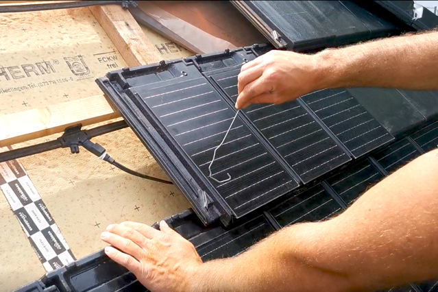 Sturmklammern mit Dachziegel befestigen. Jetzt Windsogrechner ausprobieren