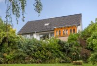 Vulkanschwarzes J11v Satteldach auf saniertem Wohnhaus mit Gaube