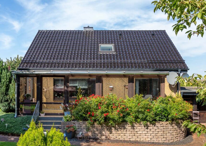 Einfamilienhaus mit J11v, First F6v und gelbem Klinker