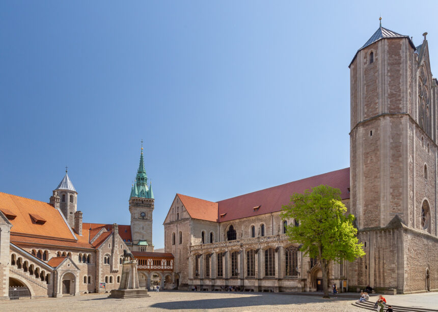 Burg Dankwarderode in Braunschweig mit K1 in naturrot mit drei Türmen