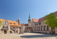 Burg Dankwarderode in Braunschweig mit K1 in naturrot in der Gesamtansicht mit Nebengebäude