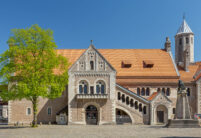 Burg Dankwarderode in Braunschweig mit K1 in naturrot frontal mit Turm fotografiert
