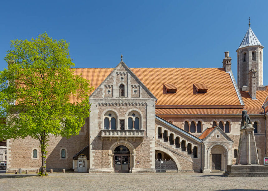 Burg Dankwarderode in Braunschweig mit K1 in naturrot frontal mit Turm fotografiert