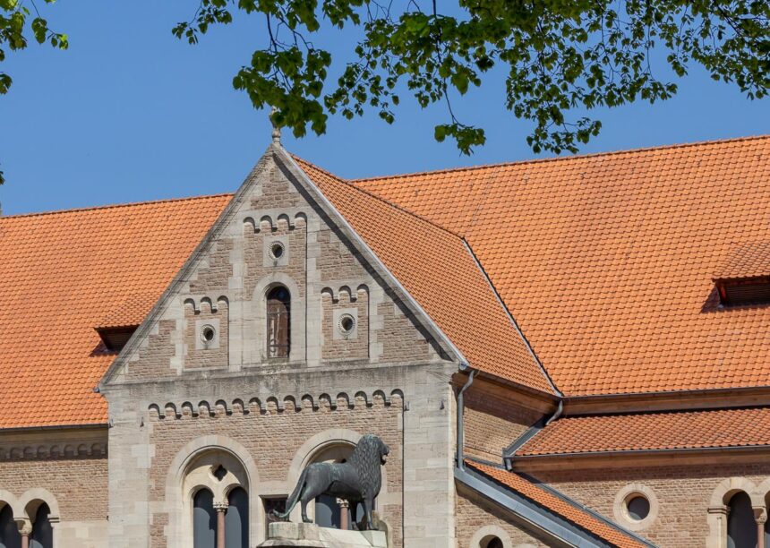 Burg Dankwarderode in Braunschweig mit K1 in naturrot mit Details vom Giebel