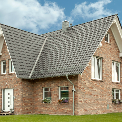 Schönes Friesenhaus mit Flachdachziegel aus Ton W6v