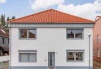 Frontalansicht eines Einfamilienhauses mit Trendziegel J160 in altrot gedeckt
