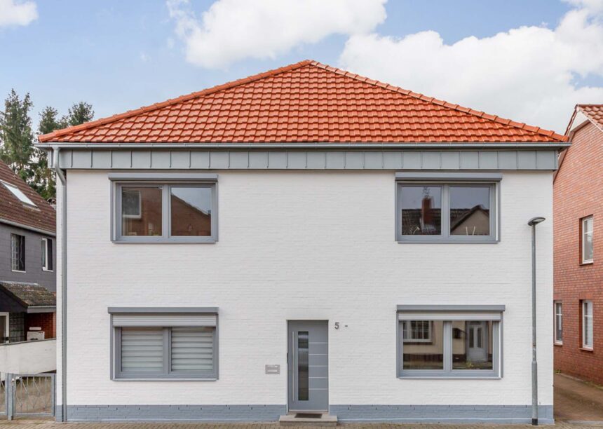 Frontalansicht eines Einfamilienhauses mit Trendziegel J160 in altrot gedeckt