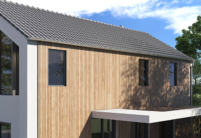 Extravagantes Haus mit Holzfassade und unserem Trendziegel J160 in edelspacegrau mit Blick auf den seitlichen Dachabschluss